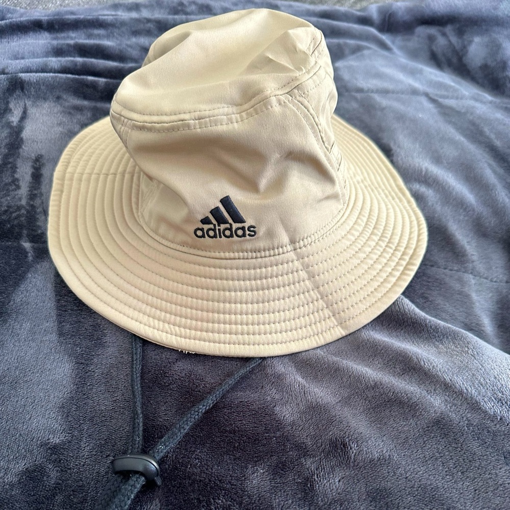 adidas Aeroready Bucket Hat UPF 50 Tan/Khaki Polyester blend OS adj, Strapa
